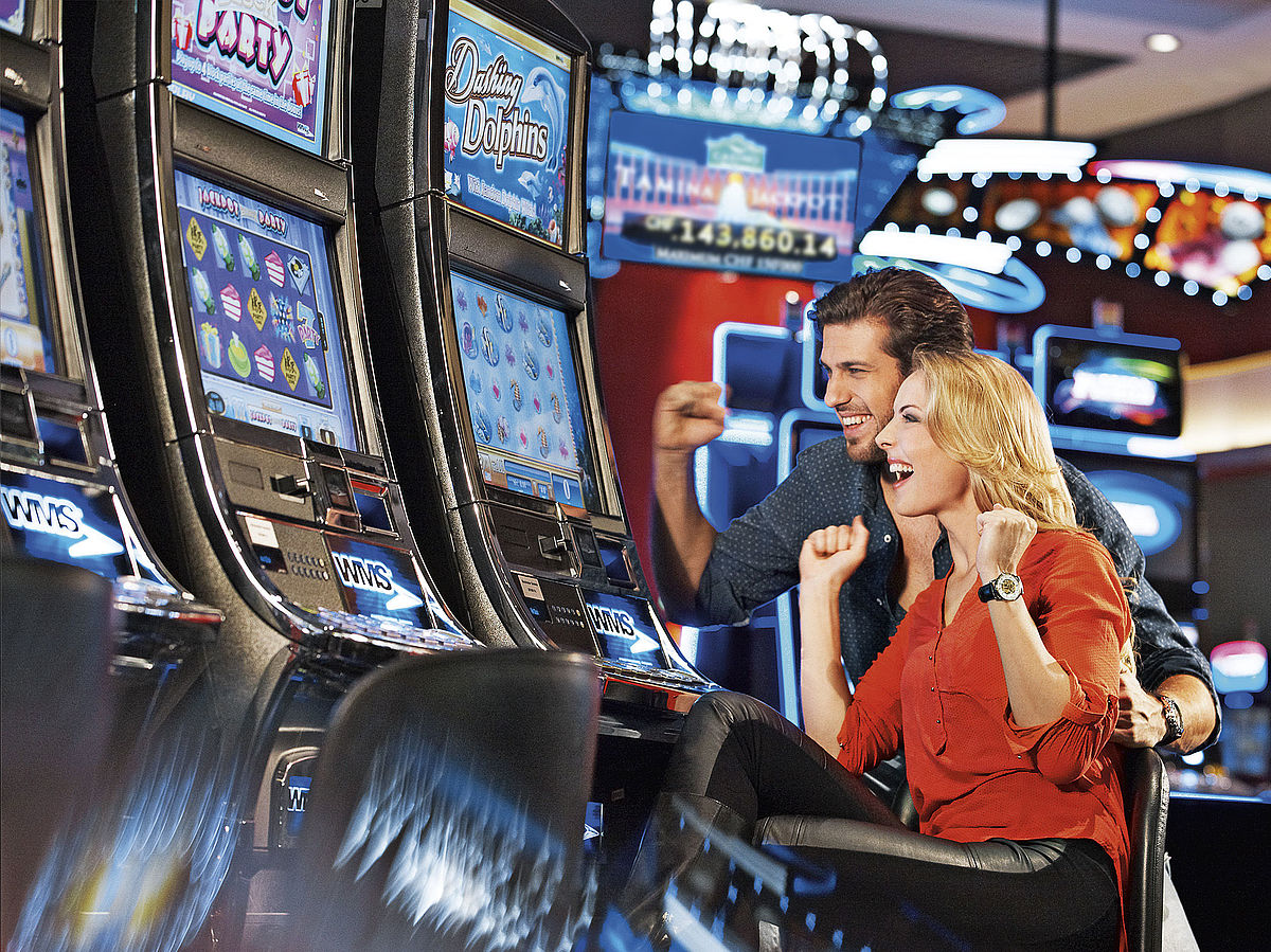 Paar jubelt am Spielautomaten im Casino