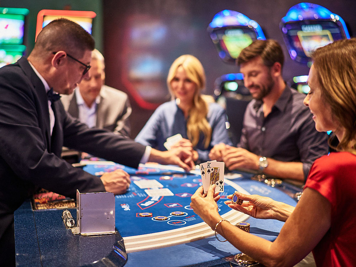 Leute spielen am Black Jack Tisch im Casino