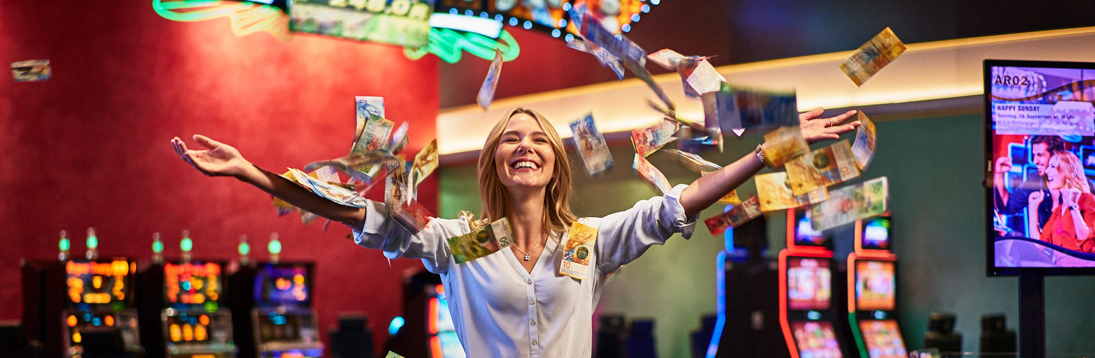 Frau und Geldregen im Casino