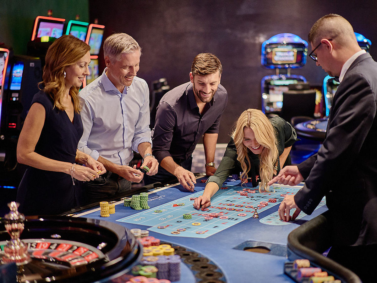 Leute spielen am Roulette Tisch im Casino