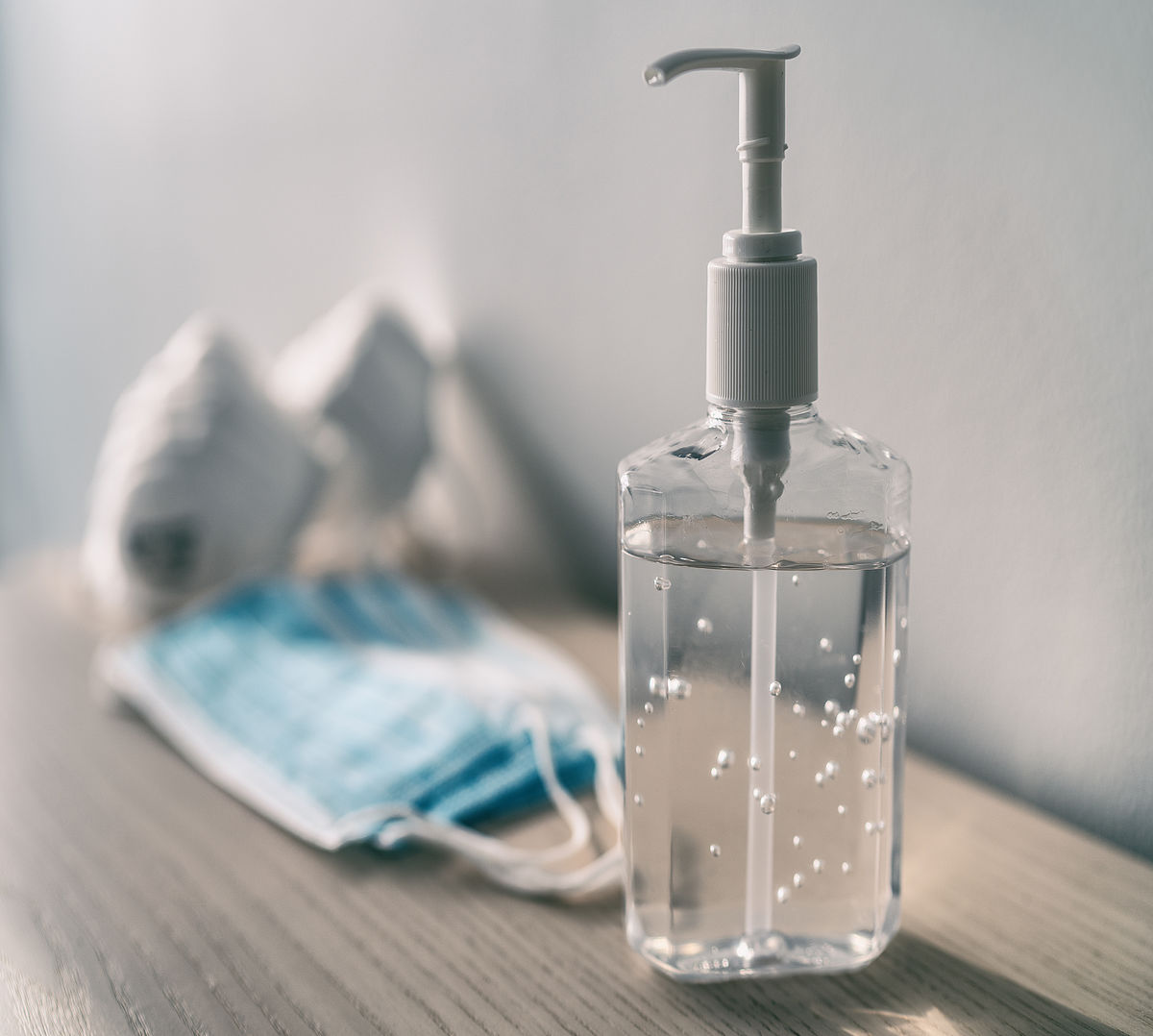 Corona Prävention: Desinfektionsmittel und Maske