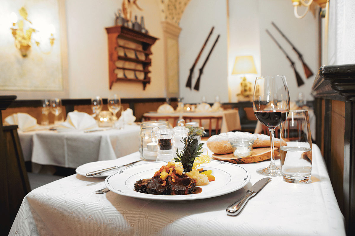 Gedeckter Tisch und Essen im Restaurant Zollstube
