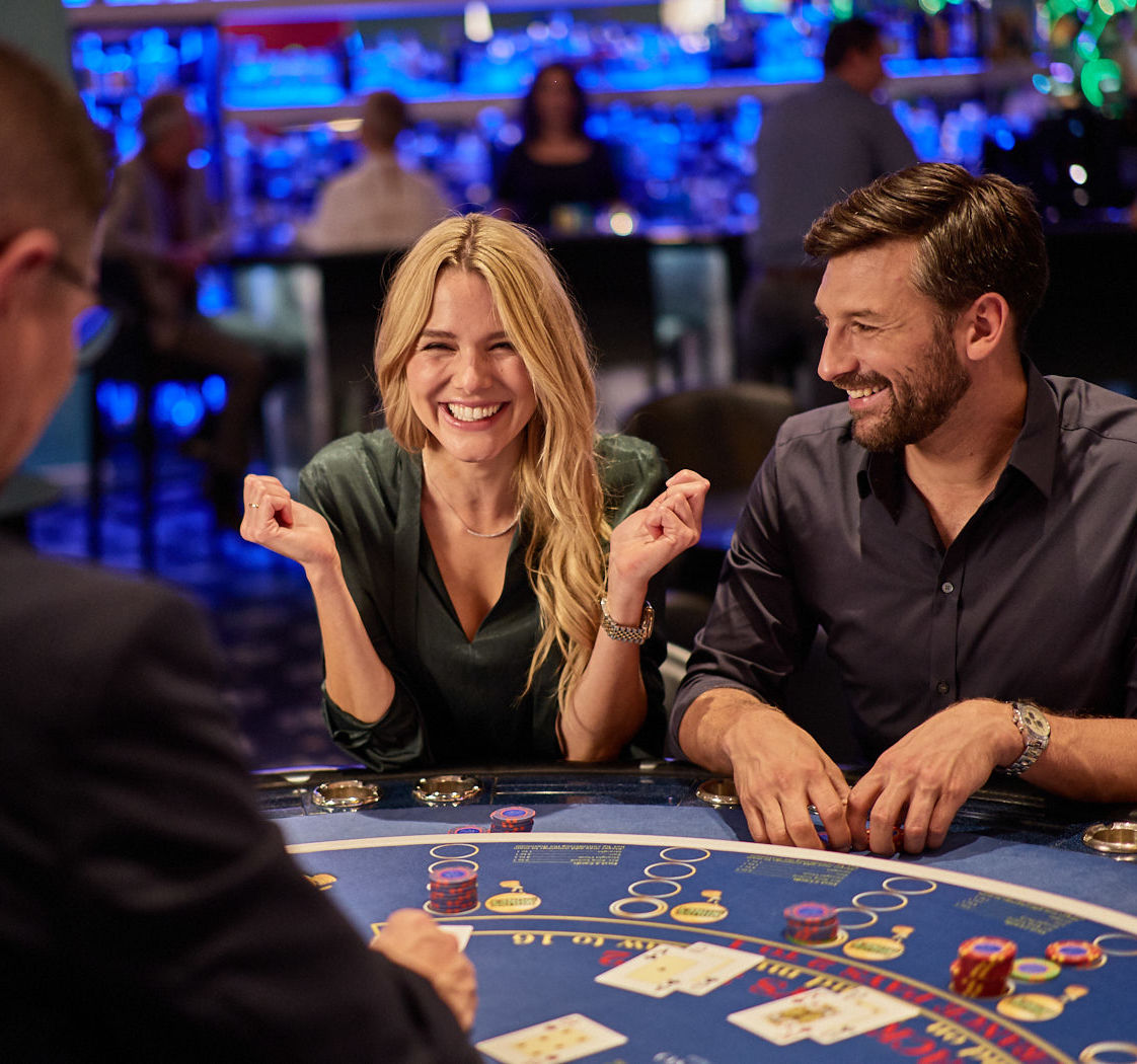 Frau gewinnt am Black Jack Tisch im Casino