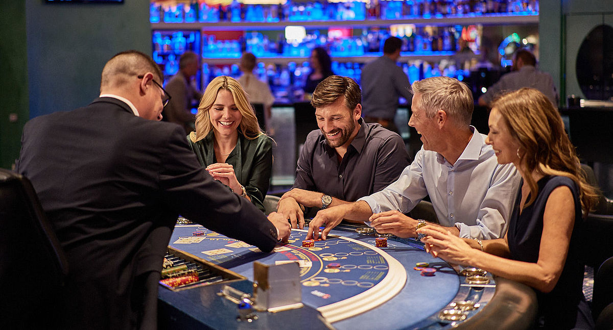 Leute am Black Jack Tisch im Casino