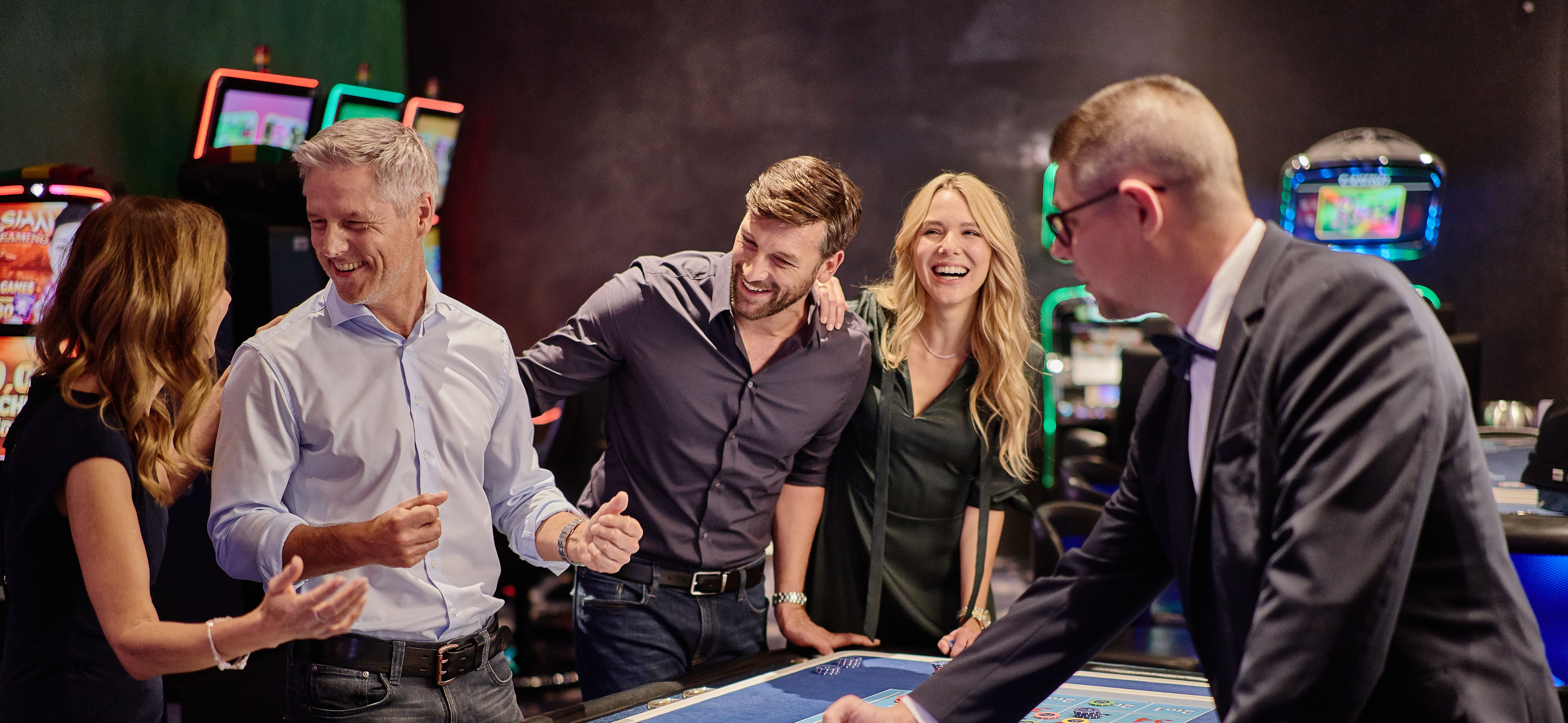 Leute freuen sich am Roulette Tisch im Casino