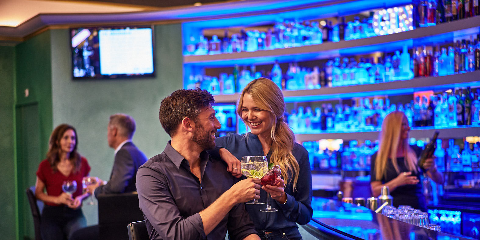 Mann und Frau mit Drink an der Casino Bar