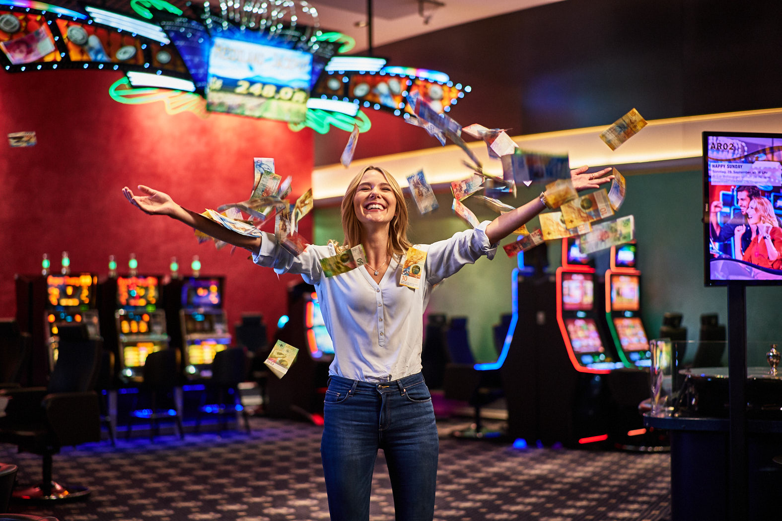 Frau und Geldregen im Casino